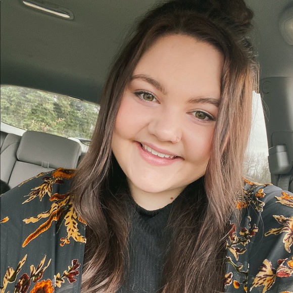 Meet your Posher, Sydni - Picture 2 of 3